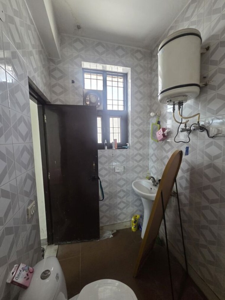 Bathroom, sector 47 3 Bedroom 215 Sq.Yd. Builder Floor In Sector 47 Gurgaon 10744870