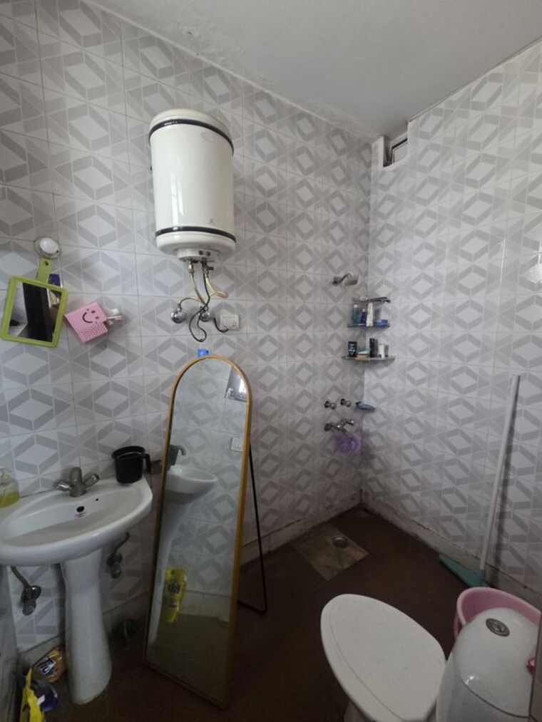 Bathroom, sector 47 3 Bedroom 215 Sq.Yd. Builder Floor In Sector 47 Gurgaon 10744870