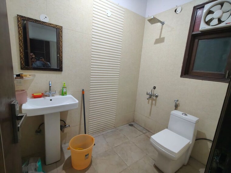 Bathroom, dlf phase iv 2 Bedroom 180 Sq.Yd. Builder Floor In Dlf Phase iv Gurgaon 10744885