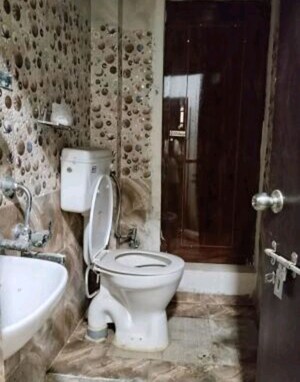 Bathroom in 3 BHK Apartment at Hazratganj – for Rent