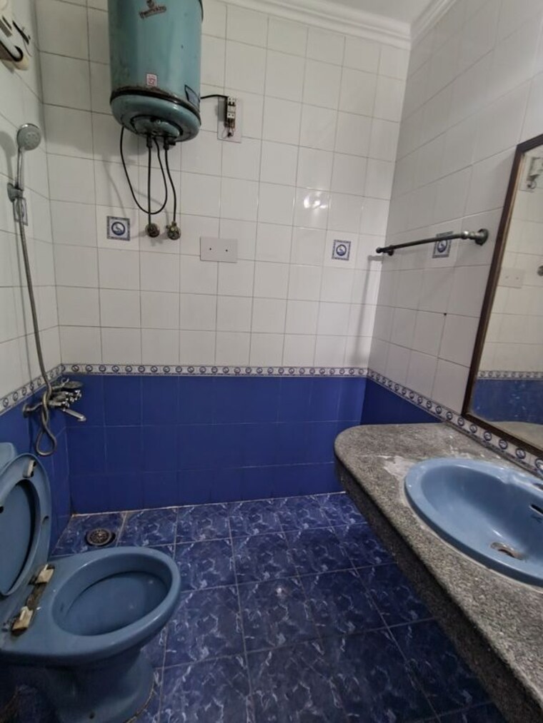Bathroom, malviya nagar 3 Bedroom 1600 Sq.Ft. Builder Floor In Malviya Nagar Delhi 10744922