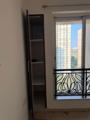 Room in 2 BHK Apartment at Hiranandani Meadows, Manpada – for Rent