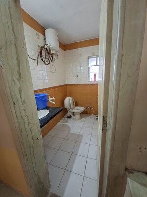 Bathroom in 4 BHK Apartment at Manikchand Malabar, Lulla Nagar – for Rent