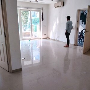 Room in 4 BHK Apartment at Emaar MGF Emerald Hills, Sector 65 – for Rent