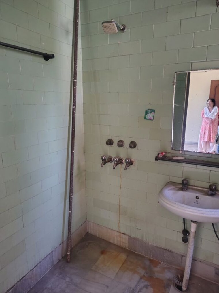 Bathroom, sahayog-chs-vasundhara-sector-9 2.5 Bedroom 1450 Sq.Ft. Apartment In Vasundhara Sector 9 Ghaziabad 10377808