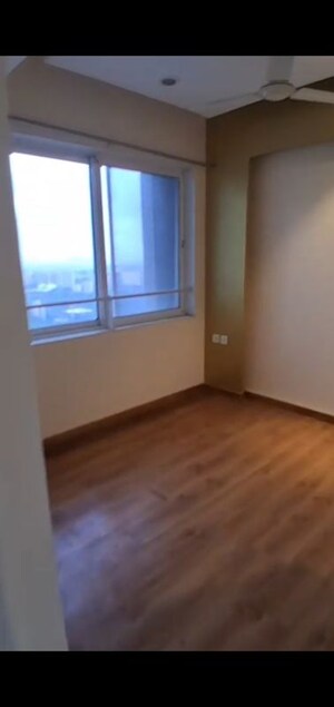 Room in 3 BHK Apartment at Lodha Fiorenza, Goregaon East – for Rent