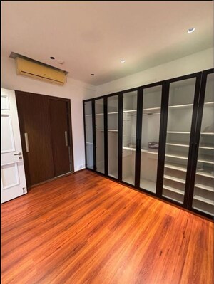 Room in 4 BHK Apartment at Ireo Skyon, Sector 60 – for Rent