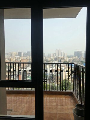 Room in 3 BHK Apartment at Logix Blossom County, Sector 137 – for Rent
