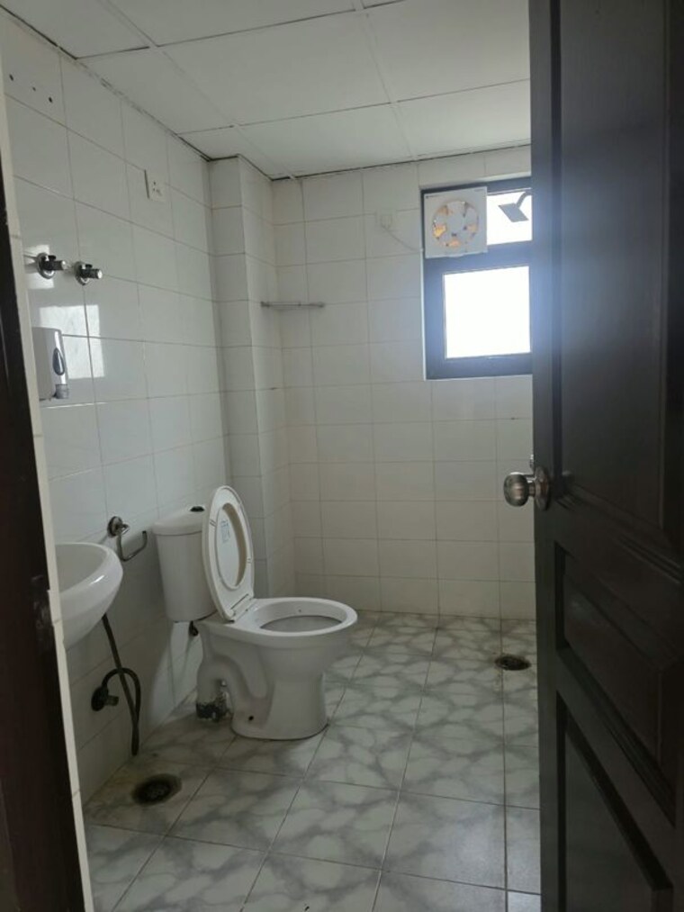 Bathroom, logix-blossom-county 3 Bedroom 1675 Sq.Ft. Apartment In Sector 137 Noida 10745074