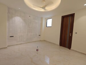 Room in 4 BHK Apartment at Aradhya Homes, Sector 67a – for Rent