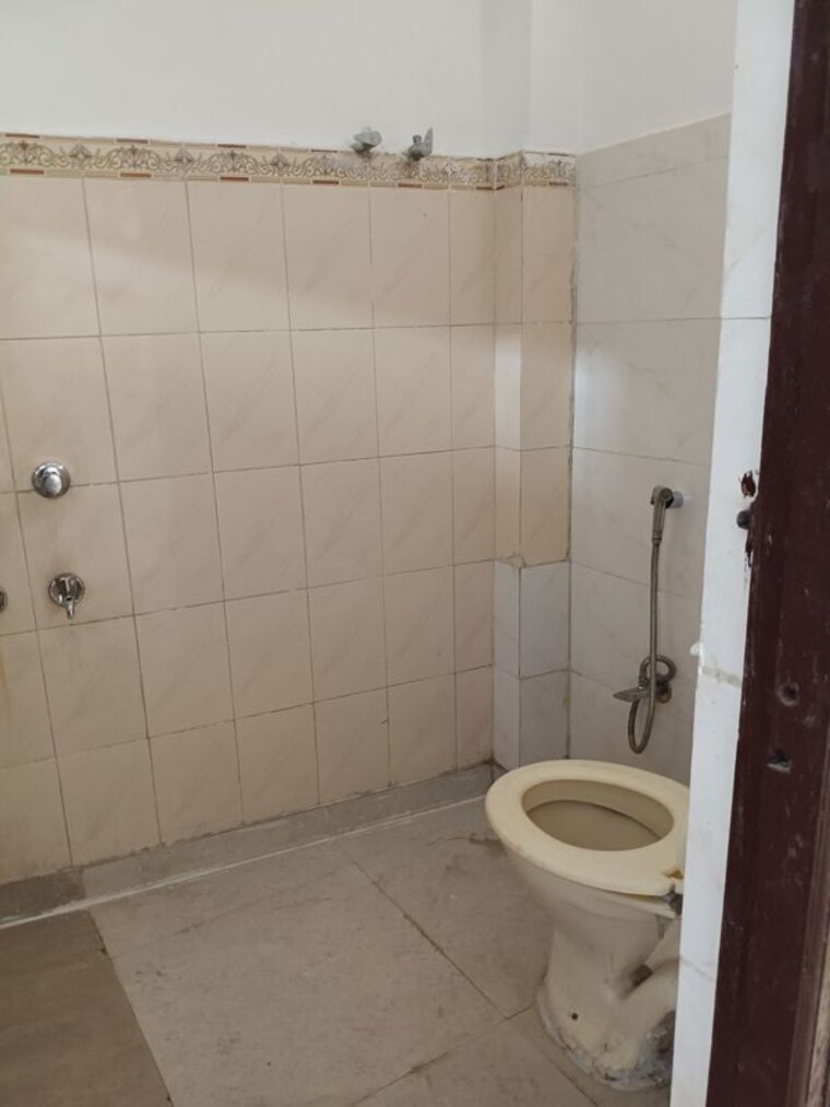 Bathroom, new friends colony 1 Bedroom 550 Sq.Ft. Builder Floor In New Friends Colony Delhi 10745259