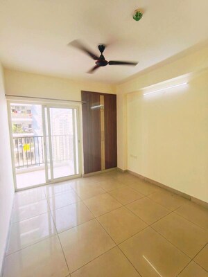 Room in 3 BHK Apartment at Amrapali Verona Heights, Tech Zone 4 Greater Noida – for Rent