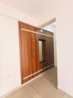 Room in 3 BHK Apartment at Amrapali Verona Heights, Tech Zone 4 Greater Noida – for Rent