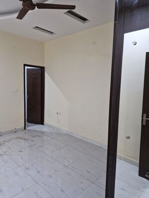 Room in 2 BHK Builder Floor at Karanpur – for Rent