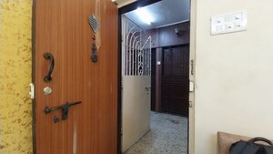 Room in 1 BHK Apartment at Lokhandwala House, Khar West – for Rent