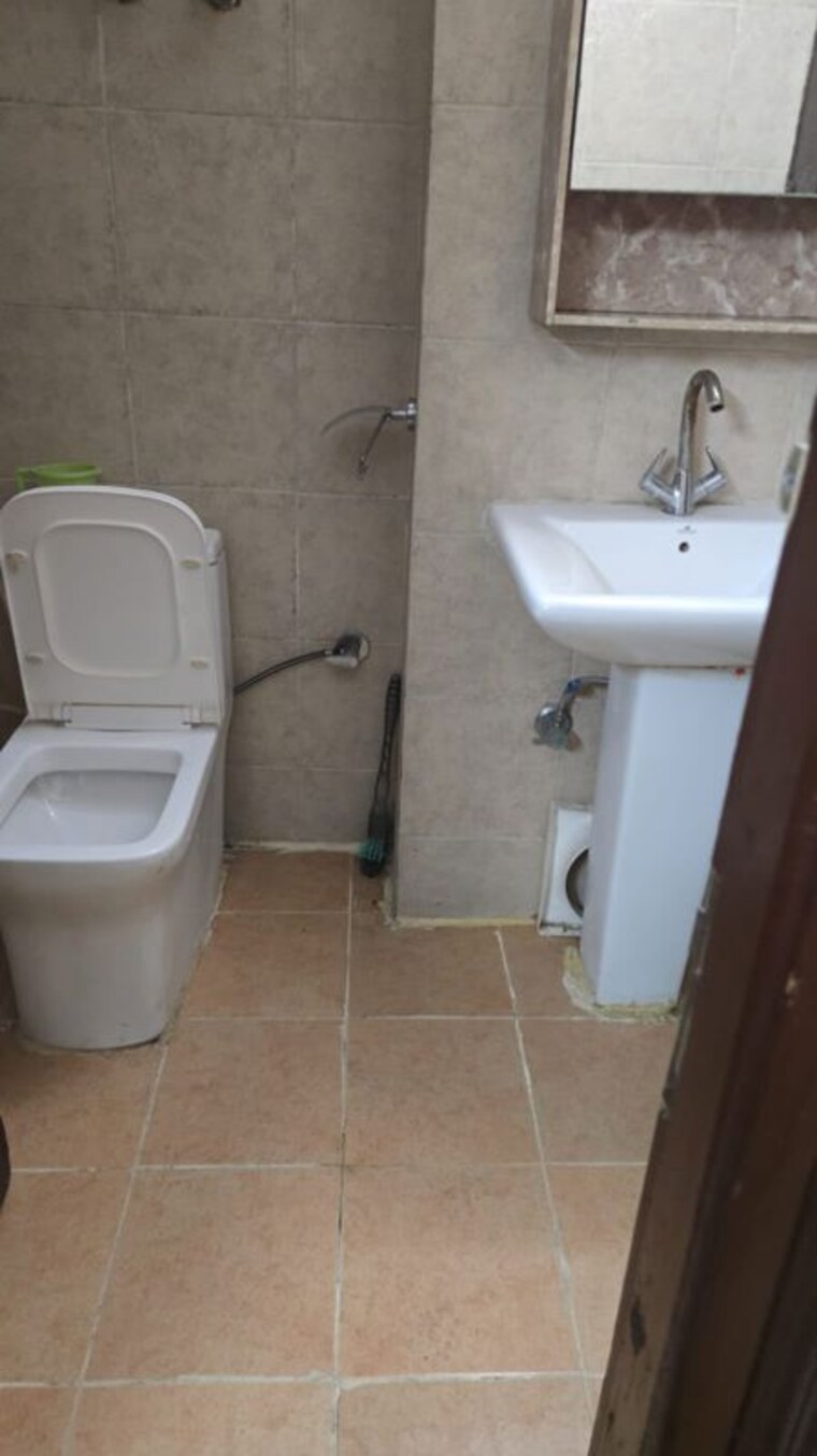 Bathroom, amrapali-verona-heights 2.5 Bedroom 1220 Sq.Ft. Apartment In Tech Zone 4 Greater Noida Greater Noida 10745778