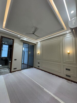 Room in 4 BHK Builder Floor at Defence Colony – for Rent