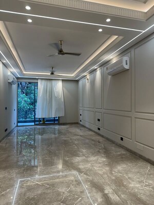 Room in 4 BHK Builder Floor at Defence Colony – for Rent