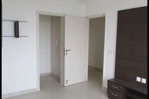 Room in 1.5 BHK Apartment at Godrej Emerald Vista, Ghodbunder Road – for Rent