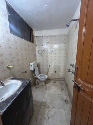 Bathroom in 2 BHK Builder Floor at Uppal Southend, Sector 49 – for Rent