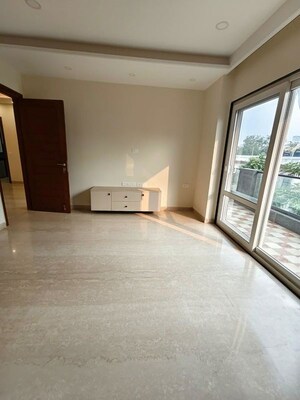 Room in 3 BHK Builder Floor at Defence Colony – for Rent