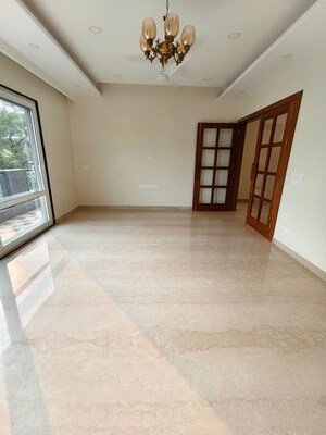 Room in 3 BHK Builder Floor at Defence Colony – for Rent