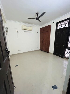 Room in 2 BHK Builder Floor at Sushant Lok Iii – for Rent
