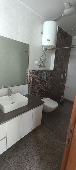 Furnished Amenities in 3 BHK Builder Floor at East Of Kailash – for Rent