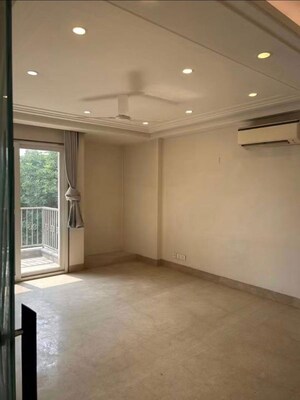 Room in 3 BHK Builder Floor at Hemkunt Colony – for Rent