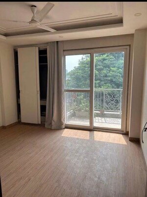Room in 3 BHK Builder Floor at Hemkunt Colony – for Rent