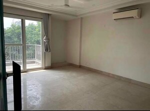 Room in 3 BHK Builder Floor at Hemkunt Colony – for Rent