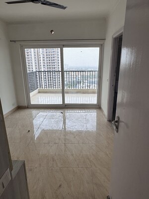 Room in 3 BHK Apartment at Gaur Yamuna City 16th Park View, Gaur Yamuna City – for Sale