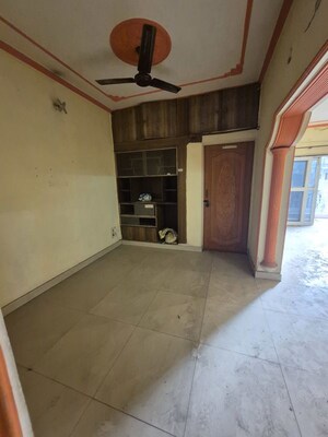 Room in 3 BHK Apartment at Mayur Vihar – for Rent