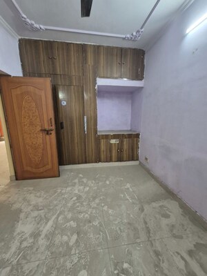 Furnished Amenities in 3 BHK Apartment at Mayur Vihar – for Rent