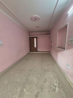 Room in 3 BHK Apartment at Mayur Vihar – for Rent