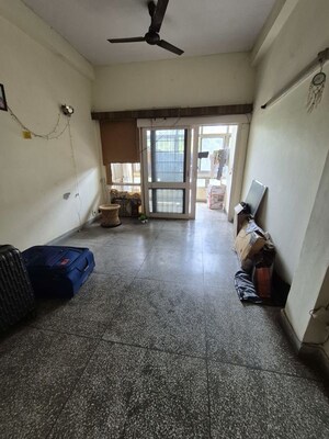 Hall in 1.5 BHK Apartment at Mayur Vihar – for Rent