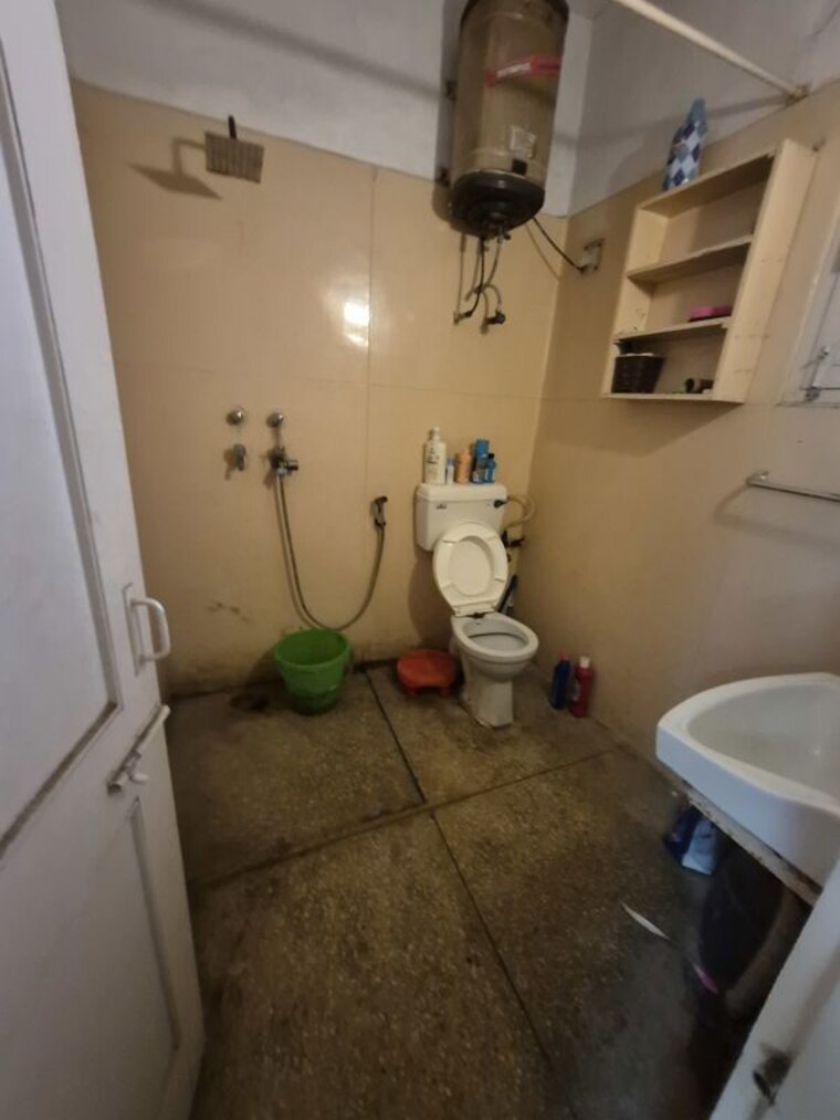 Washroom, mayur vihar 1.5 Bedroom 750 Sq.Ft. Apartment In Mayur Vihar Delhi 10746495
