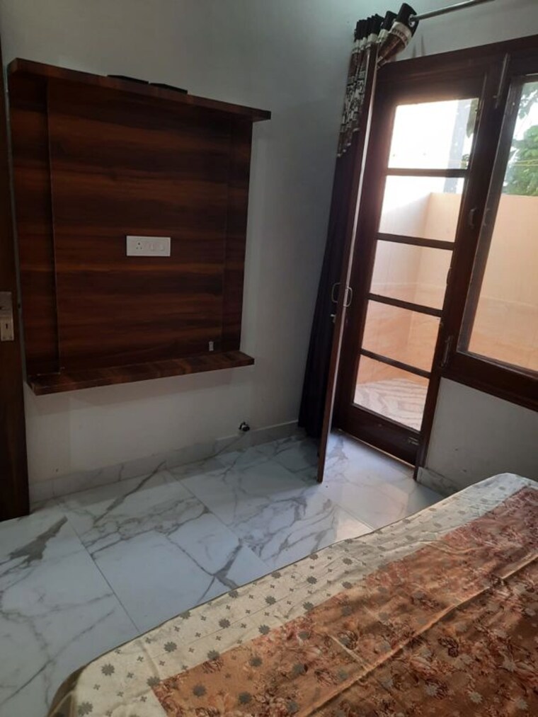 Room, kharar road 2 Bedroom 110 Sq.Yd. Apartment In Kharar Road Mohali 10746635