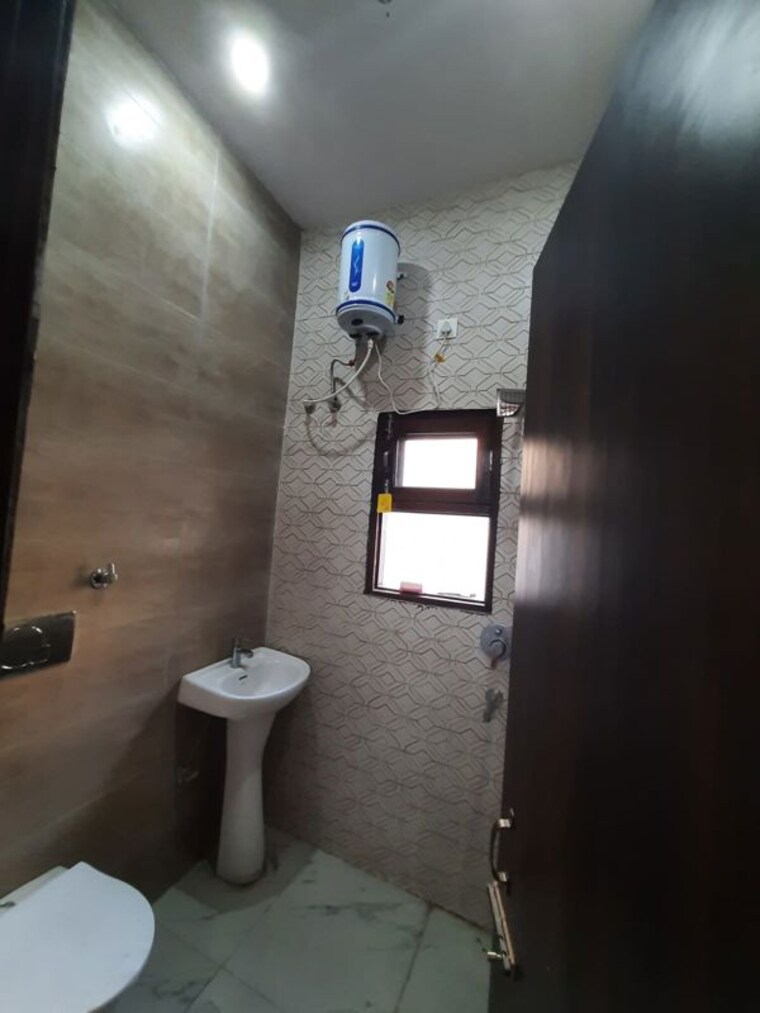 Washroom, kharar road 2 Bedroom 110 Sq.Yd. Apartment In Kharar Road Mohali 10746635