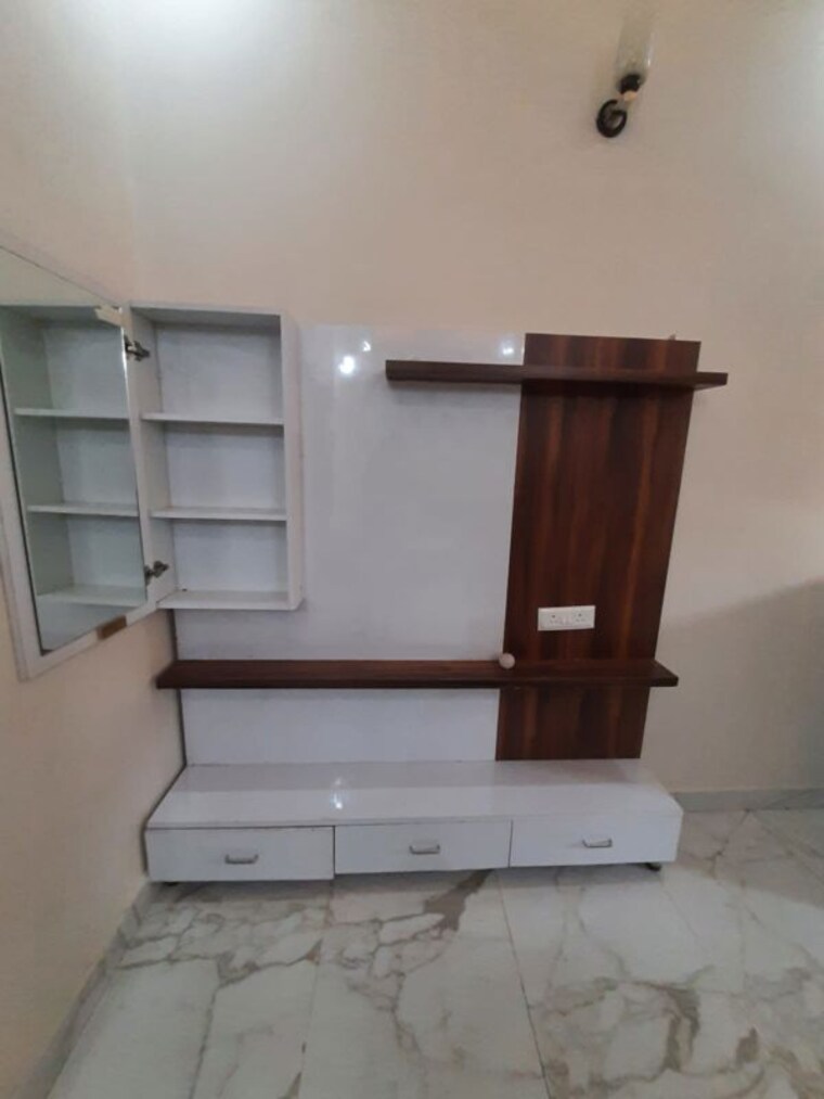 Room, kharar road 2 Bedroom 110 Sq.Yd. Apartment In Kharar Road Mohali 10746635