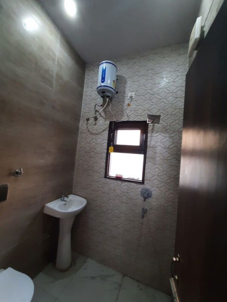 Bathroom, kharar road 2 Bedroom 110 Sq.Yd. Apartment In Kharar Road Mohali 10746635