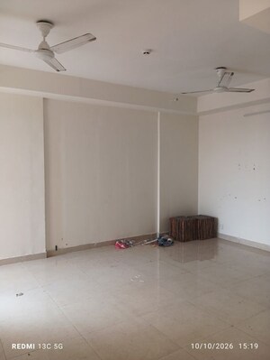 Room in 2 BHK Apartment at Signature Global Prime, Sector 63a – for Rent