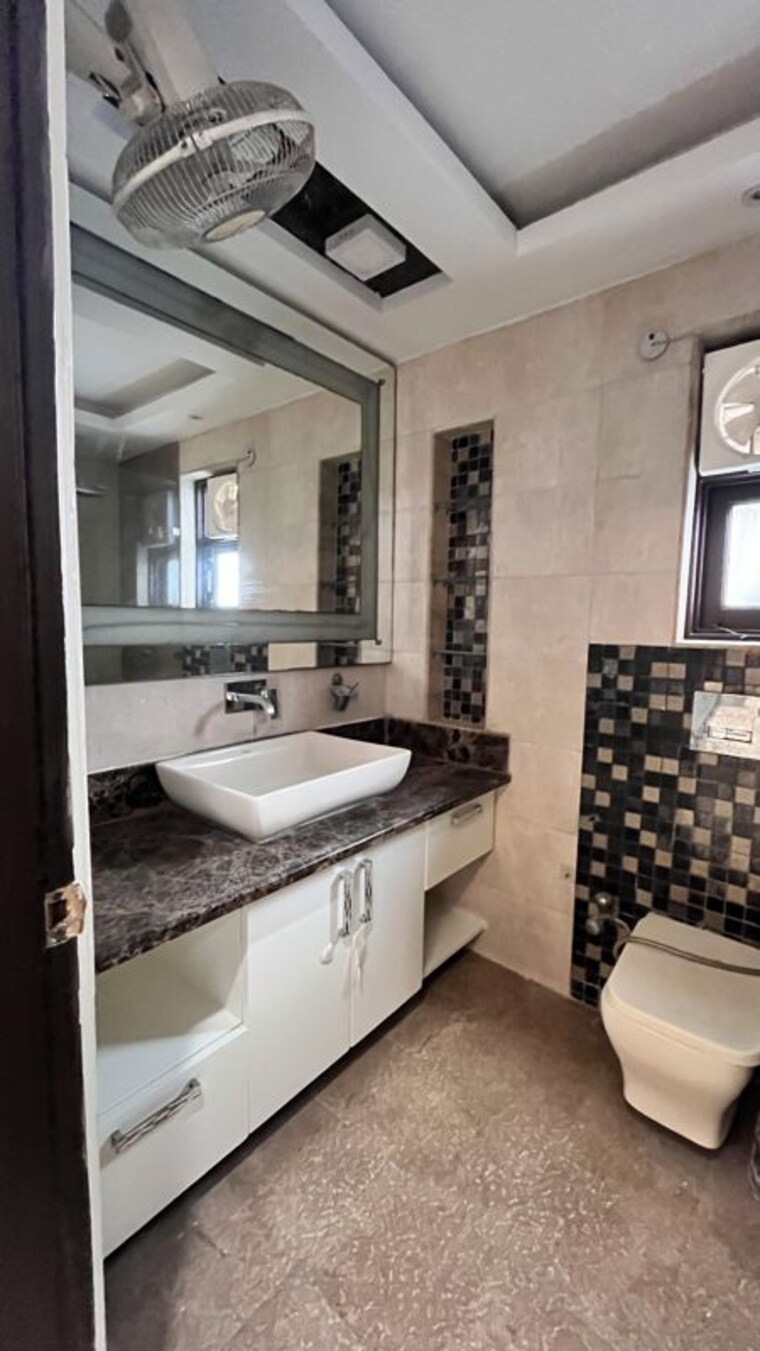 Team Area, kailash colony 3 Bedroom 2700 Sq.Ft. Builder Floor In Kailash Colony Delhi 10746691