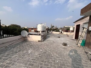 Parking in 3 BHK Builder Floor at Kailash Colony – for Sale