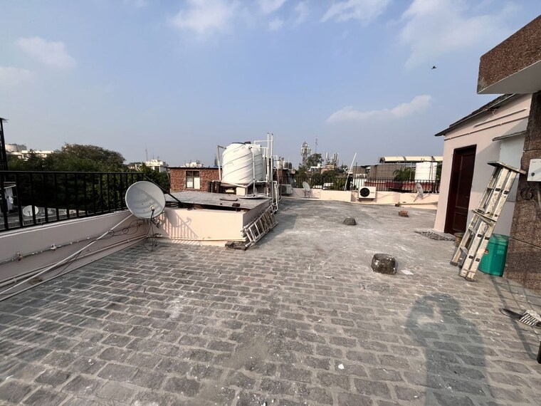  Parking, kailash colony 3 Bedroom 2750 Sq.Ft. Builder Floor In Kailash Colony Delhi 10746698