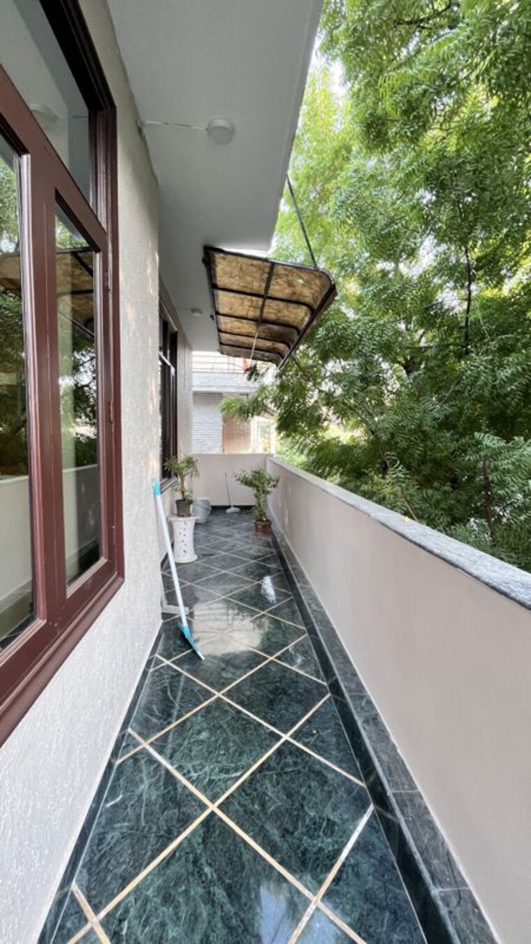 Balcony, kailash colony 3.5 Bedroom 308 Sq.Yd. Builder Floor In Kailash Colony Delhi 10746703