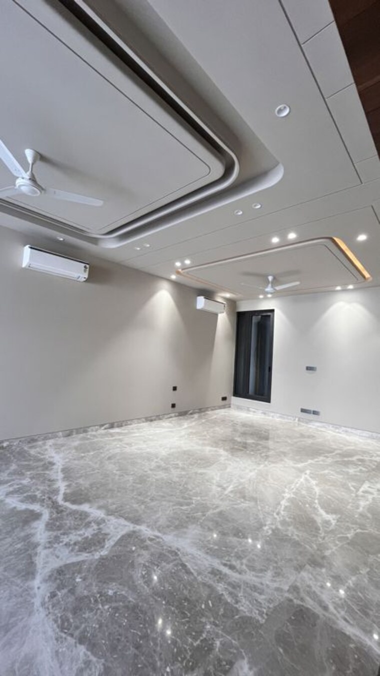 Room, kailash colony 4 Bedroom 311 Sq.Yd. Builder Floor In Kailash Colony Delhi 10746708