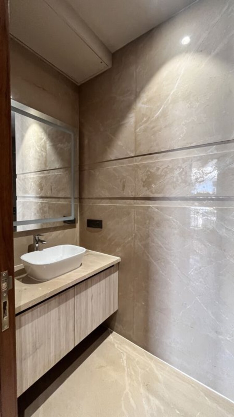 Bathroom, kailash colony 4 Bedroom 311 Sq.Yd. Builder Floor In Kailash Colony Delhi 10746708