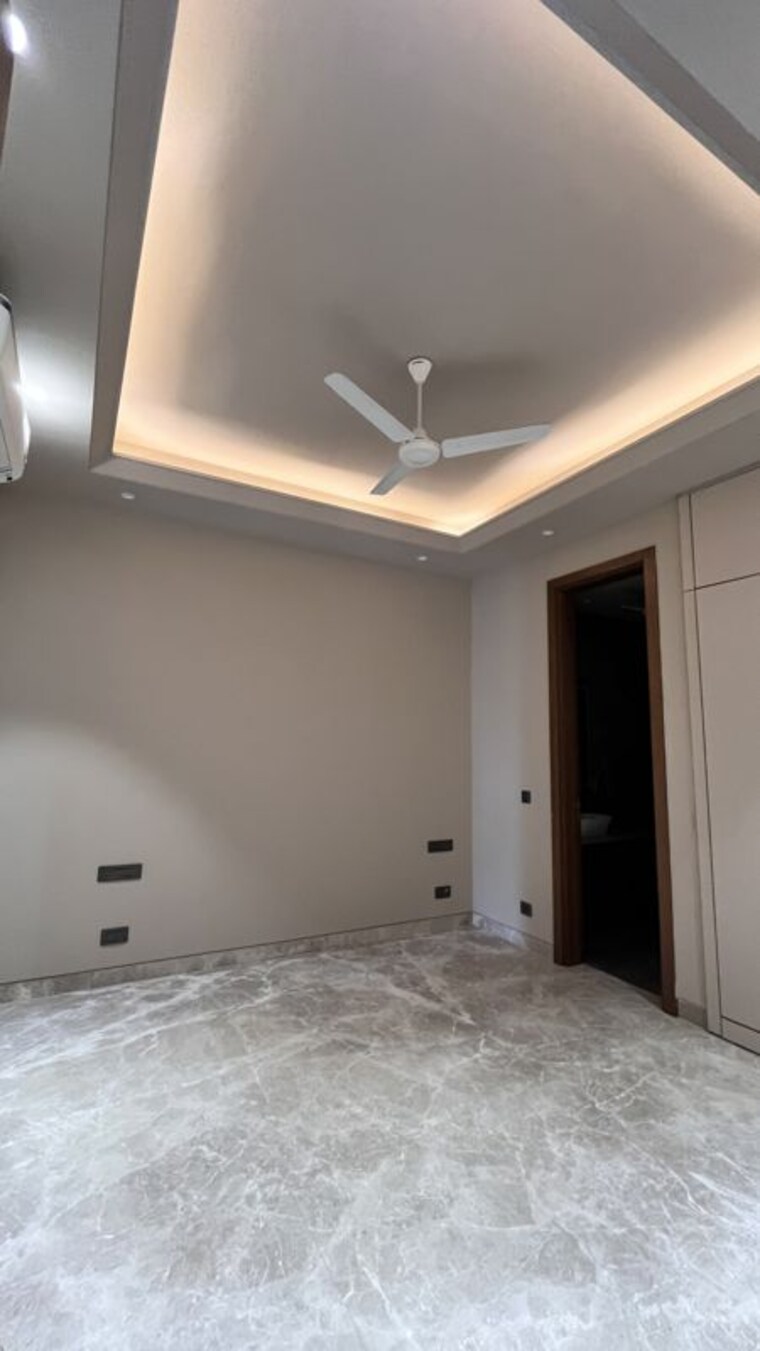 Room, kailash colony 4 Bedroom 311 Sq.Yd. Builder Floor In Kailash Colony Delhi 10746708