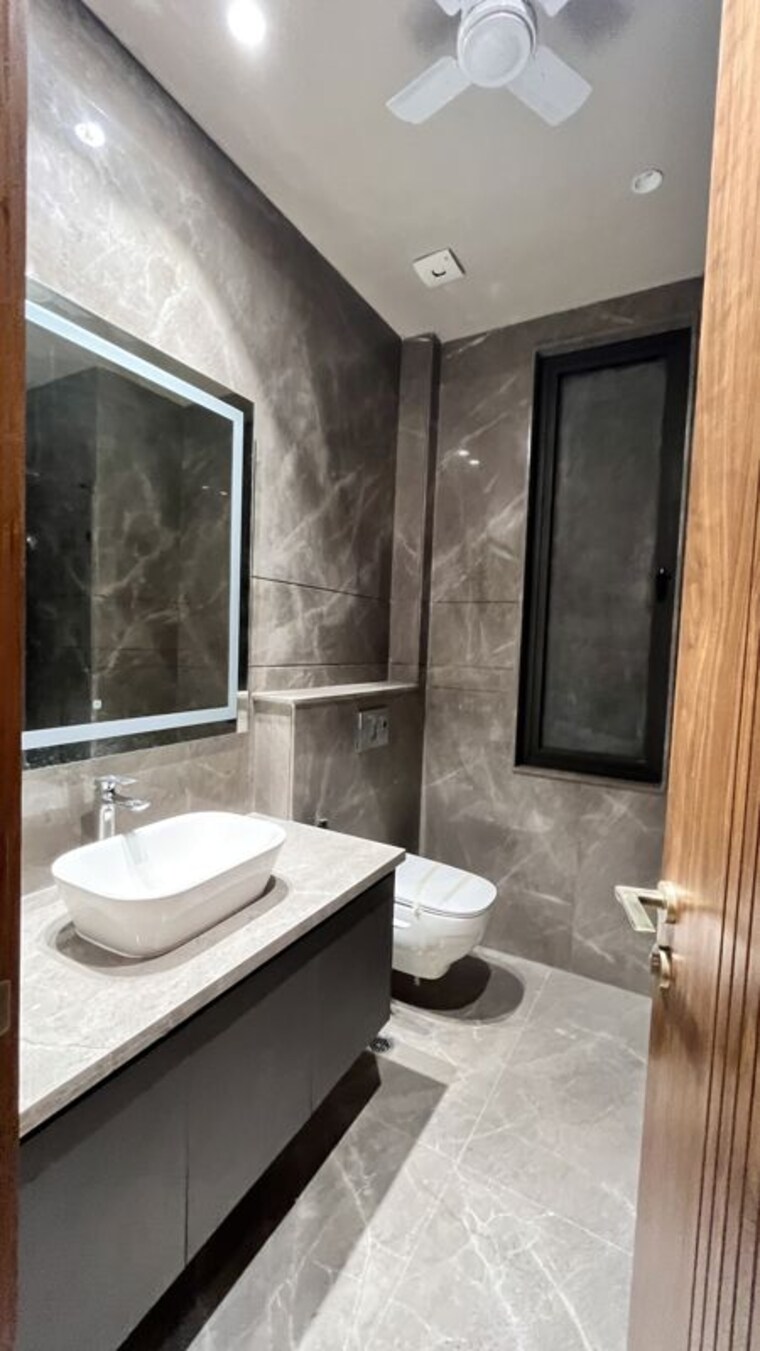 Bathroom, kailash colony 4 Bedroom 311 Sq.Yd. Builder Floor In Kailash Colony Delhi 10746708